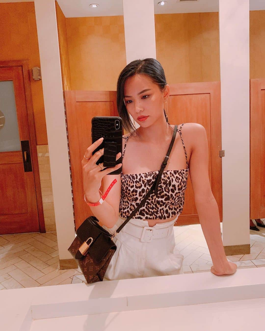 Yukiさんのインスタグラム写真 - (YukiInstagram)「Anyone else takes photos in the bathroom when no one else is around or is that just me? 😂 #bathroomselfie」8月23日 11時08分 - yukibomb