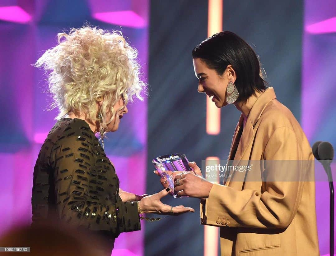 シンディ・ローパーさんのインスタグラム写真 - (シンディ・ローパーInstagram)「Happy Birthday @dualipa! Xx 💕🎉🎂 Photo: @kevinmazur @gettyentertainment」8月23日 11時11分 - cyndilauper