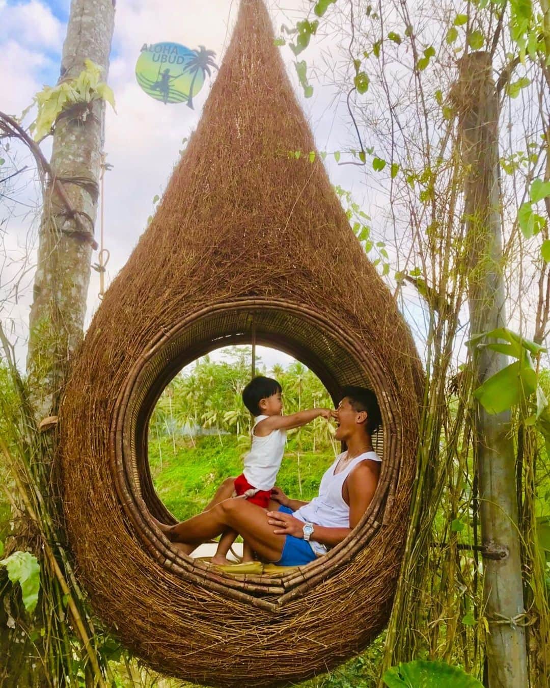 のインスタグラム：「. 👦👨 #bali #baliindonesia #alohaubud  #わたべんちのれおうくん  @alohaubud」