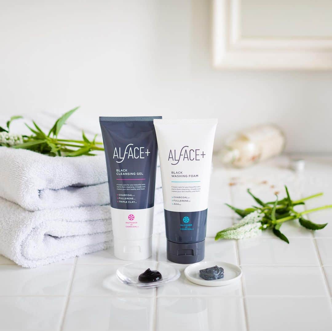オルフェス（ALFACE+）のインスタグラム：「オルフェスから初のクレンジング＆ウォッシングフォームが発売！﻿ ﻿ ﻿ 🖤オルフェス ブラック クレンジングジェル﻿ 🖤オルフェス ブラック ウォッシングフォーム﻿ ﻿ ﻿ 各150g  1,600円＋tax﻿ ﻿ オルフェスECサイト＆ロフトにて先行発売決定！﻿ ﻿ 10月1日(火)〜全国のバラエティショップ・ドラッグストア等で販売スタート！﻿ ﻿ ﻿ 「解決力」にこだわって行き着いた﻿ 「落とすケア」の重要性。﻿ 炭×トリプルクレイで﻿ 毛穴の汚れすっきり✨✨﻿ お肌を曇らせるくすみや角質をクリアして﻿ ぷるんっとフレッシュな肌に導きます🙋🏻‍♀️﻿ ﻿ ﻿ ﻿ ｡⌒｡⌒｡⌒｡⌒｡⌒｡⌒｡⌒｡⌒｡⌒｡⌒｡⌒｡﻿ ﻿ ﻿ ﻿ これまでもオルフェスは、﻿ 「毎日変化する女性の肌に対応する﻿ 美容製品を作りたい」という思いの下、﻿ さまざまな肌悩みに対応する「解決力」を大切にものづくりを続けてきました。﻿ ﻿ そんなオルフェスが自信を持って、﻿ 今回お届けするのは﻿ 大人気ブラックシートから着想を得た﻿ 黒いクレンジングジェル& ウォッシングフォーム！﻿ 炭×泥のW吸着処方が毛穴の汚れを落とし、﻿ たっぷり配合した美容成分がお肌のうるおいを守ってくれます。﻿ ちゃんと落ちるのにつっぱらない。﻿ 毎日使いたくなるスキンケアです☺️﻿ ﻿ ﻿ ただいまオルフェスECサイトにて先行発売中です。﻿ お得なスターターセットもご用意しております🙊﻿ ECサイトへはプロフィールのURLから✅﻿ ﻿ #美容 #コスメ #スキンケア #クレンジング #ジェル #洗顔 #泡洗顔 #洗顔フォーム #新商品 #新製品 #毛穴 #炭 #角質 #くすみ #オルフェス #フェイスマスク #秋コスメ #先行発売 #ロフト #loft」