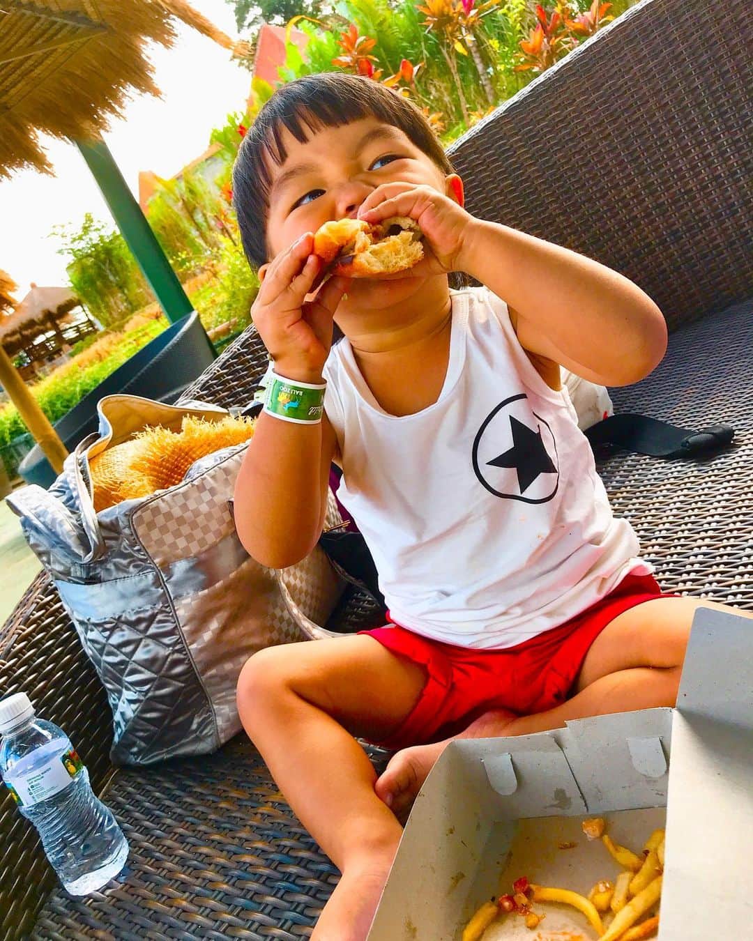 のインスタグラム：「. 爆喰い #bali #baliindonesia #alohaubud #🌭 #わたべんちのれおうくん」