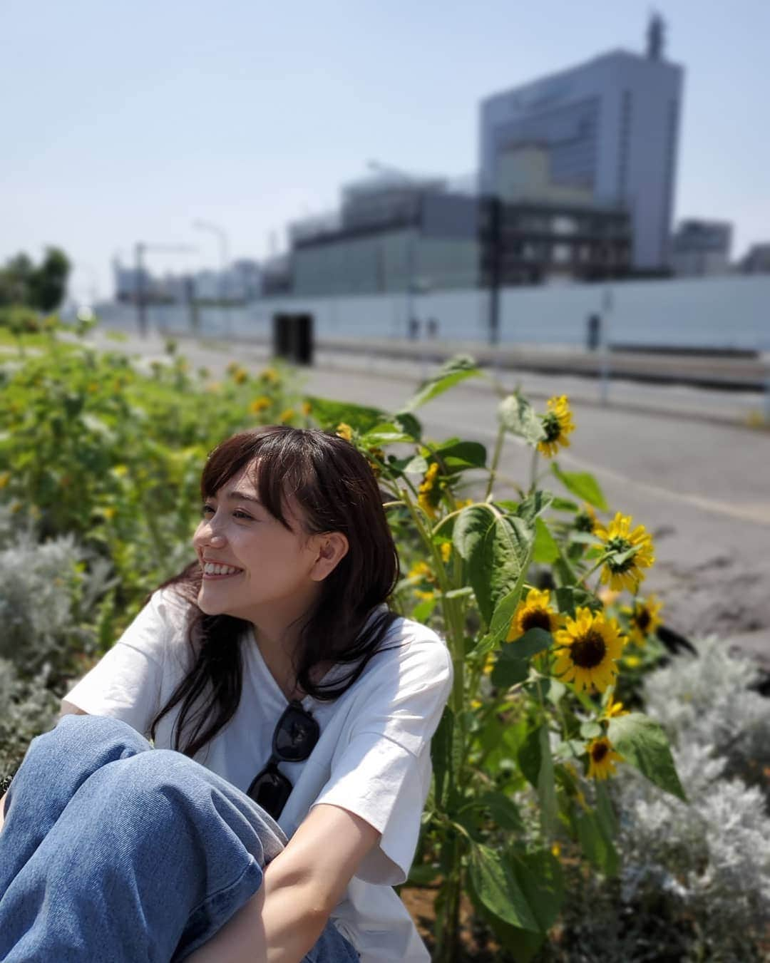 松井愛莉さんのインスタグラム写真 - (松井愛莉Instagram)「お仕事終わりに見つけたひまわりと🌻 ライブフォーカスで簡単に背景加工も楽しめる！ #Ambassador  #GalaxyS10  #TeamGalaxy」8月23日 11時20分 - airi1226_official