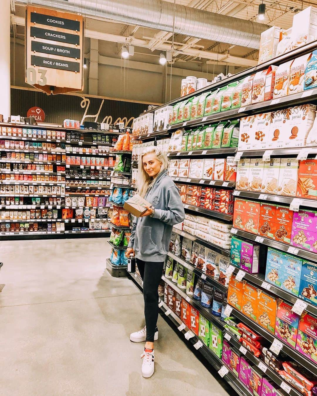 アシュリー・ケインさんのインスタグラム写真 - (アシュリー・ケインInstagram)「And here you see a wild Ashley in her natural habitat aka a Whole Foods aisle 🙏🏻 What’s everyone’s favorite items to get at Whole Foods?!」8月23日 11時37分 - icegirlash