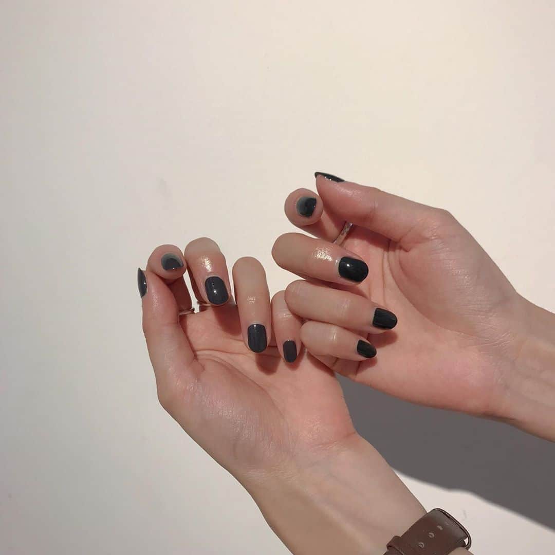 のインスタグラム：「♥︎ @nailsinc.jp 新作を一足お先に ㅤ left⌇TAKE ME TO RUNWAY (ダークモスグレー) right⌇OUT OF HOURS (ダークビリジアングリーン) ㅤ 9.5発売 𓃵 ＿＿＿＿＿＿＿ #nailsinc #2019 #autumnwintercollection  #ダークネイルはお好きですか」