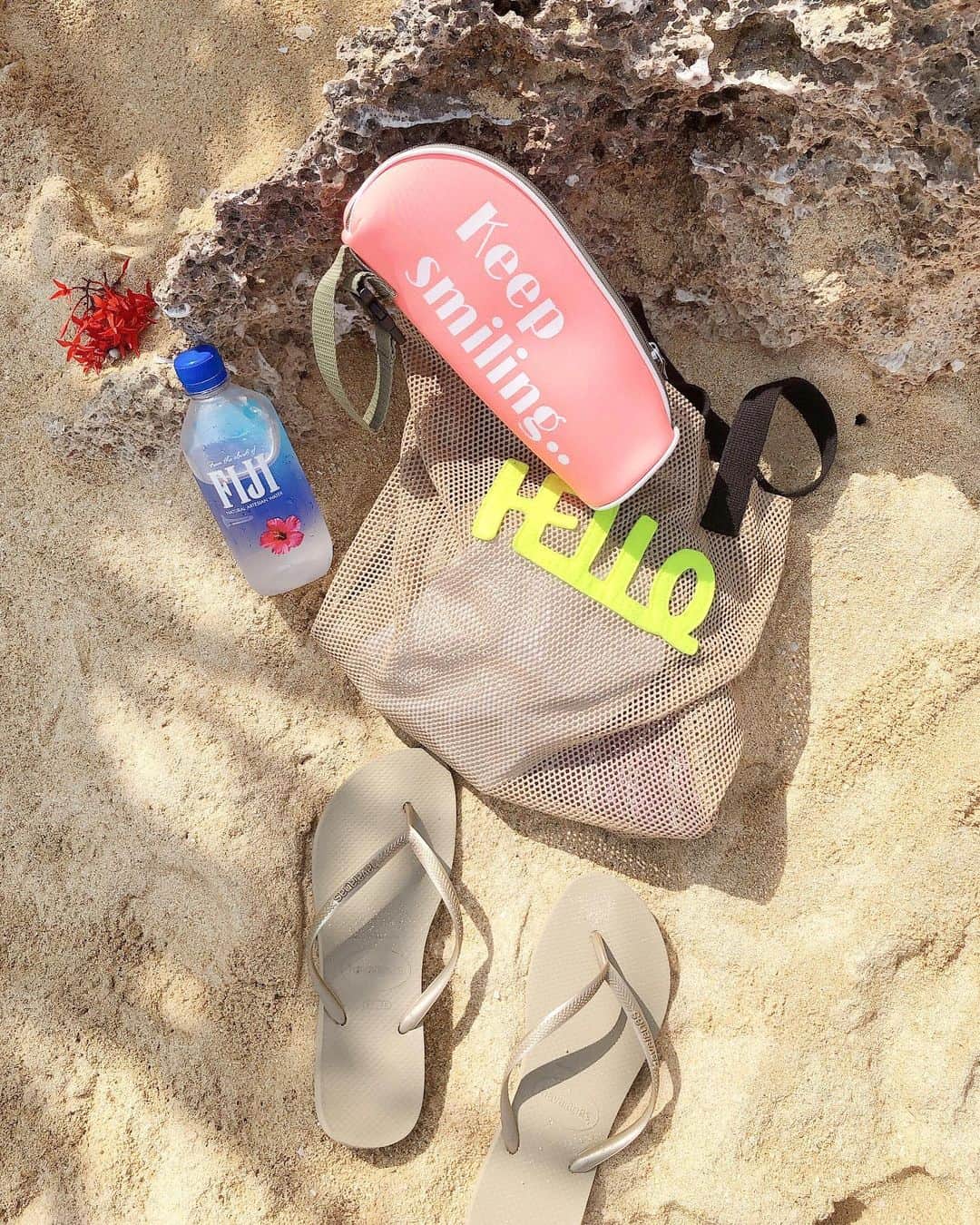 t.krmeさんのインスタグラム写真 - (t.krmeInstagram)「Beach Day * カラフルでかわいい💛💙💗 #ludlow #fijiwater #havaianas #simplisse #beach」8月23日 11時54分 - t.krme