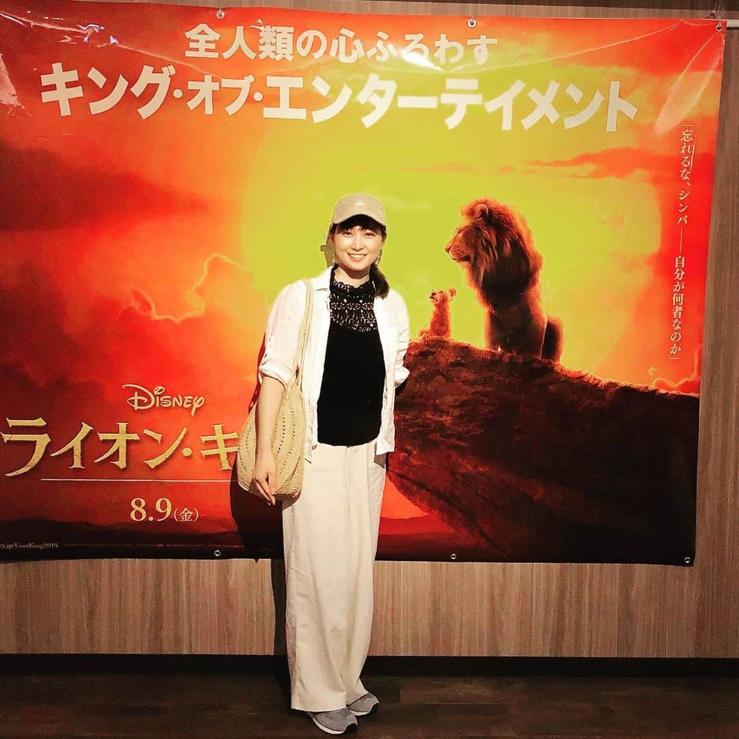 のインスタグラム：「楽しみにしていたライオンキングでしたが、残念なことになってしまいました。。 IMAX３Ｄ用を持って行ったつもりだったのにメガネが違った。。画面のダブりにすぐ気付いたけれど、どのシーンも見逃したくなくて、メガネを反対にして持って見たらピントは合ったからまぁいいかと見続けてしまった、、 恐らく私は３Ｄを２Ｄで観てたんでしょうね😂自分のミスにかなり凹みました。。皆さんこんなミスしないと思いますが、事前にチェックするかメガネを変えにいくことをオススメします😅 写真は映画の余韻に浸って後悔が押し寄せる前に撮りました笑 肝心の映画の話ですが、ストーリーや映像の素晴らしさは語るまでもないのでひとつだけ。  子供がいる前と後で感じ方が違ってくると思うので、これからお子さんが生まれる方やお子さんが生まれる前に見たという方は特にぜひ！🦁 #ライオンキング #ootd #margarethowell #リネンシャツ #カゴバック #maisonnhparis #disney #newbalance #mishmash #패션」