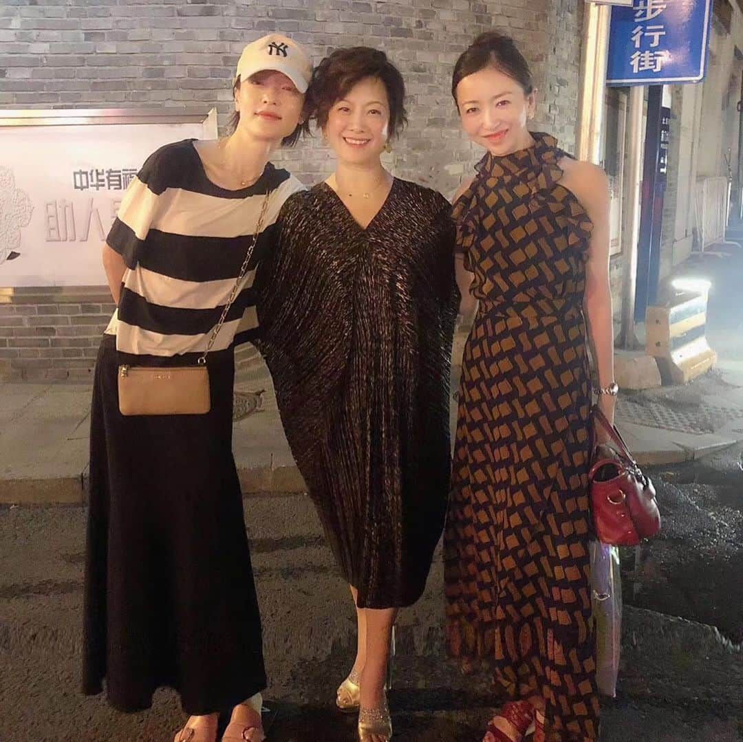 加治屋百合子さんのインスタグラム写真 - (加治屋百合子Instagram)「#throwbackthursday From when I went to Beijing last month. I got to see some of my old classmates and teachers from Shanghai Dance School. I have known them since when I was ten! Such wonderful time catching up and laughed so hard with exchanging old memories❤️😆 #beautifulfriends  アメリカでは#tbt と言って、「木曜日は以前の写真を皆とシェアしよう〜」と言うタグがあります。今日の#tbtは先月北京に行った時より。上海舞踊学校時代の同級生と先生に会うことが出来ました。10歳から6年間一緒に過ごした仲間/友達。思い出話で話が尽きませんでした❤️😆 #friendshipforever #beijing #ballerina #beautifulmemories #classmates」8月23日 11時47分 - yuriko_kajiya