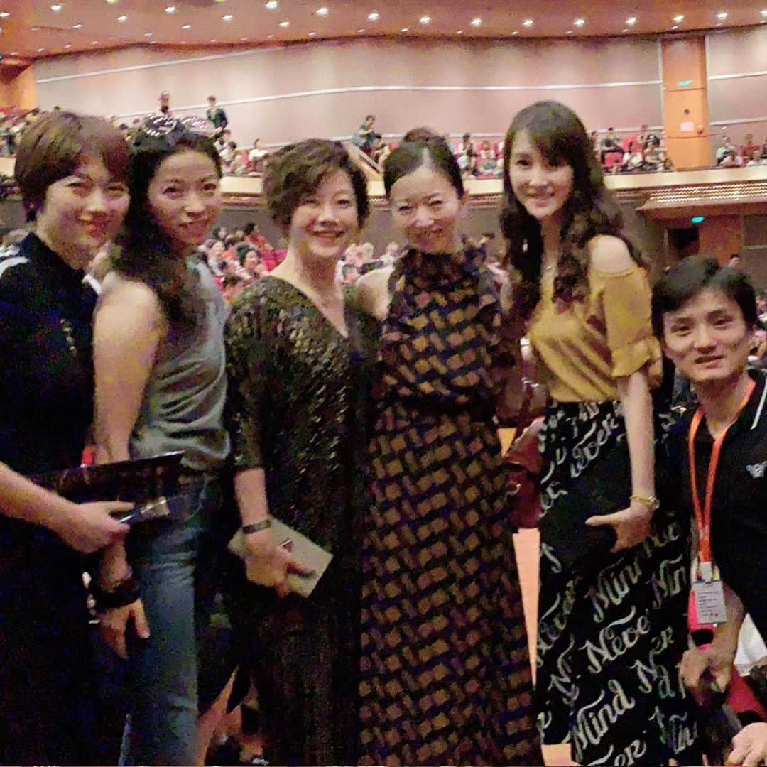 加治屋百合子さんのインスタグラム写真 - (加治屋百合子Instagram)「#throwbackthursday From when I went to Beijing last month. I got to see some of my old classmates and teachers from Shanghai Dance School. I have known them since when I was ten! Such wonderful time catching up and laughed so hard with exchanging old memories❤️😆 #beautifulfriends  アメリカでは#tbt と言って、「木曜日は以前の写真を皆とシェアしよう〜」と言うタグがあります。今日の#tbtは先月北京に行った時より。上海舞踊学校時代の同級生と先生に会うことが出来ました。10歳から6年間一緒に過ごした仲間/友達。思い出話で話が尽きませんでした❤️😆 #friendshipforever #beijing #ballerina #beautifulmemories #classmates」8月23日 11時47分 - yuriko_kajiya