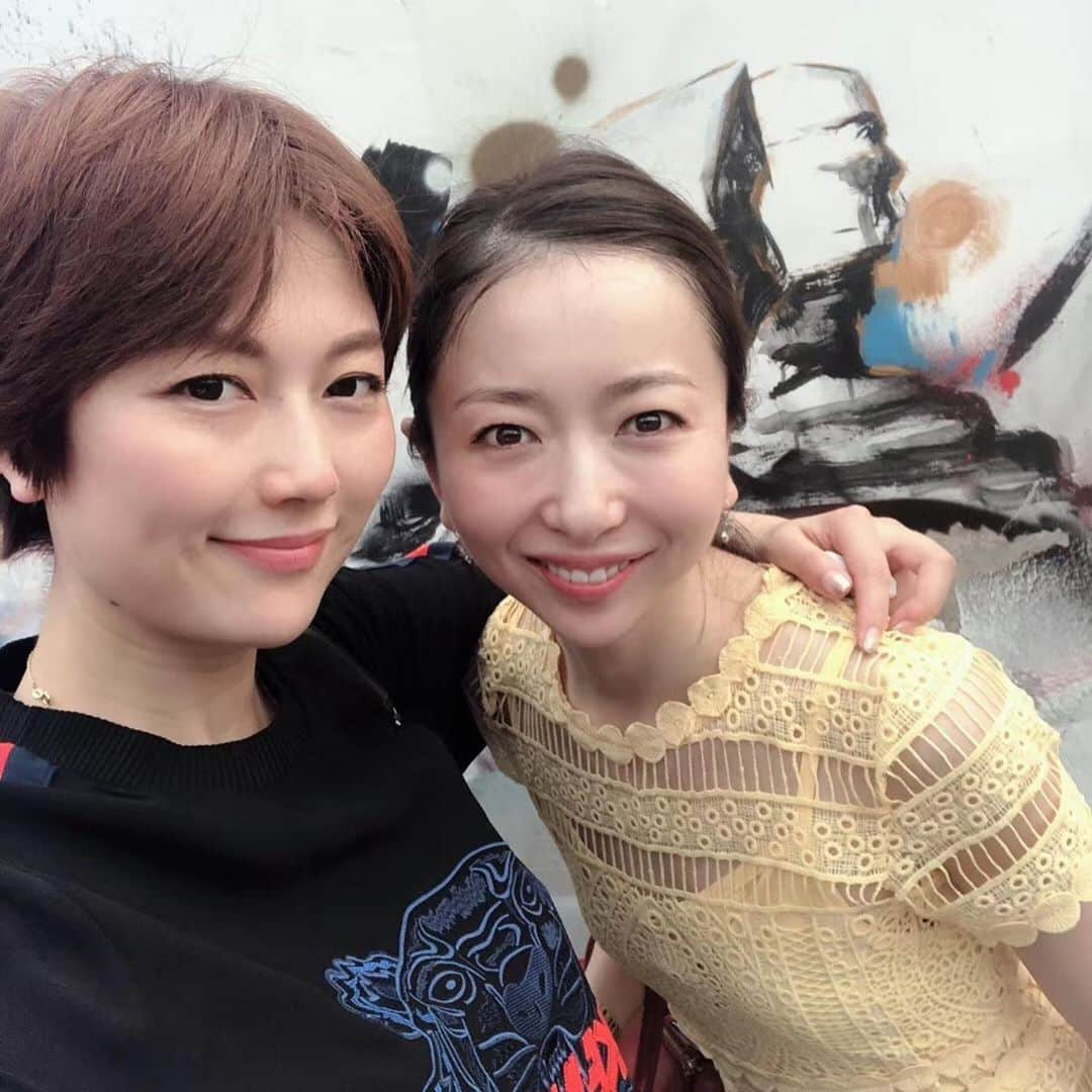 加治屋百合子さんのインスタグラム写真 - (加治屋百合子Instagram)「#throwbackthursday From when I went to Beijing last month. I got to see some of my old classmates and teachers from Shanghai Dance School. I have known them since when I was ten! Such wonderful time catching up and laughed so hard with exchanging old memories❤️😆 #beautifulfriends  アメリカでは#tbt と言って、「木曜日は以前の写真を皆とシェアしよう〜」と言うタグがあります。今日の#tbtは先月北京に行った時より。上海舞踊学校時代の同級生と先生に会うことが出来ました。10歳から6年間一緒に過ごした仲間/友達。思い出話で話が尽きませんでした❤️😆 #friendshipforever #beijing #ballerina #beautifulmemories #classmates」8月23日 11時47分 - yuriko_kajiya