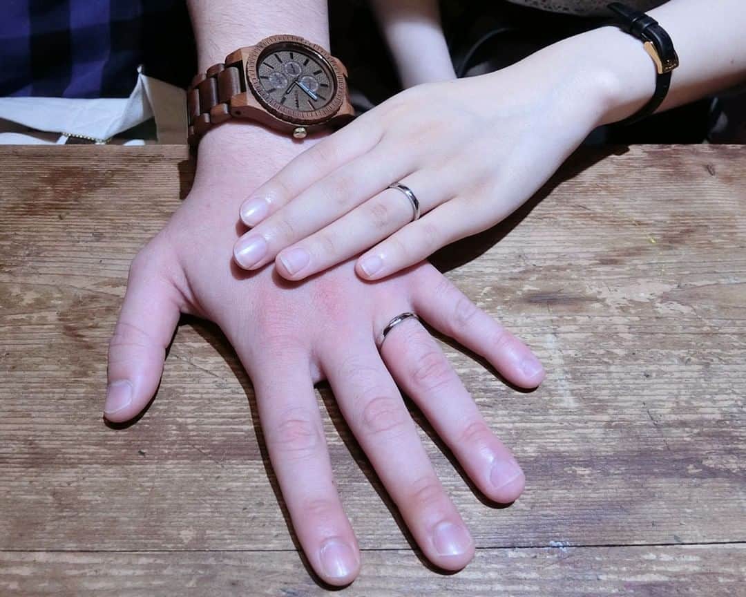 ith / イズ オーダメイド結婚指輪さんのインスタグラム写真 - (ith / イズ オーダメイド結婚指輪Instagram)「指のかたちによって、 似合う指輪に違いがあります。 . 着けた指輪がクルクル回ってしまう、 関節が目立つ指のを持つ方には 指輪全周にデザインが入った 指輪がおすすめ。 . どこが正面に来てもいいので、 いつでも指輪が素敵に見えます。 . ▽ 指輪について 結婚指輪(男性)：槌目 春 Pt900：139,000円〜 . 結婚指輪(女性)：槌目 春 Pt900：125,000円〜 . . 公式ハッシュタグ🤳✨ #イズマリッジ . . #結婚指輪 #婚約指輪 #プロポーズ  #マリッジリング #エンゲージリング  #指輪 #ダイヤモンド #ブライダルジュエリー  #婚約 #プレ花嫁 #ペアリング #指輪選び  #ウェディングドレス #ナチュラルウェディング  #指輪探し #結婚指輪探し #ゴールドリング  #オーダーメイドリング #結婚式準備  #ウェディング小物 #花嫁 #2019秋婚 #2019冬婚 #2020春婚 #一生もの #槌目模様 #プラチナ  #ミルグレイン」8月23日 11時50分 - ith_marriage