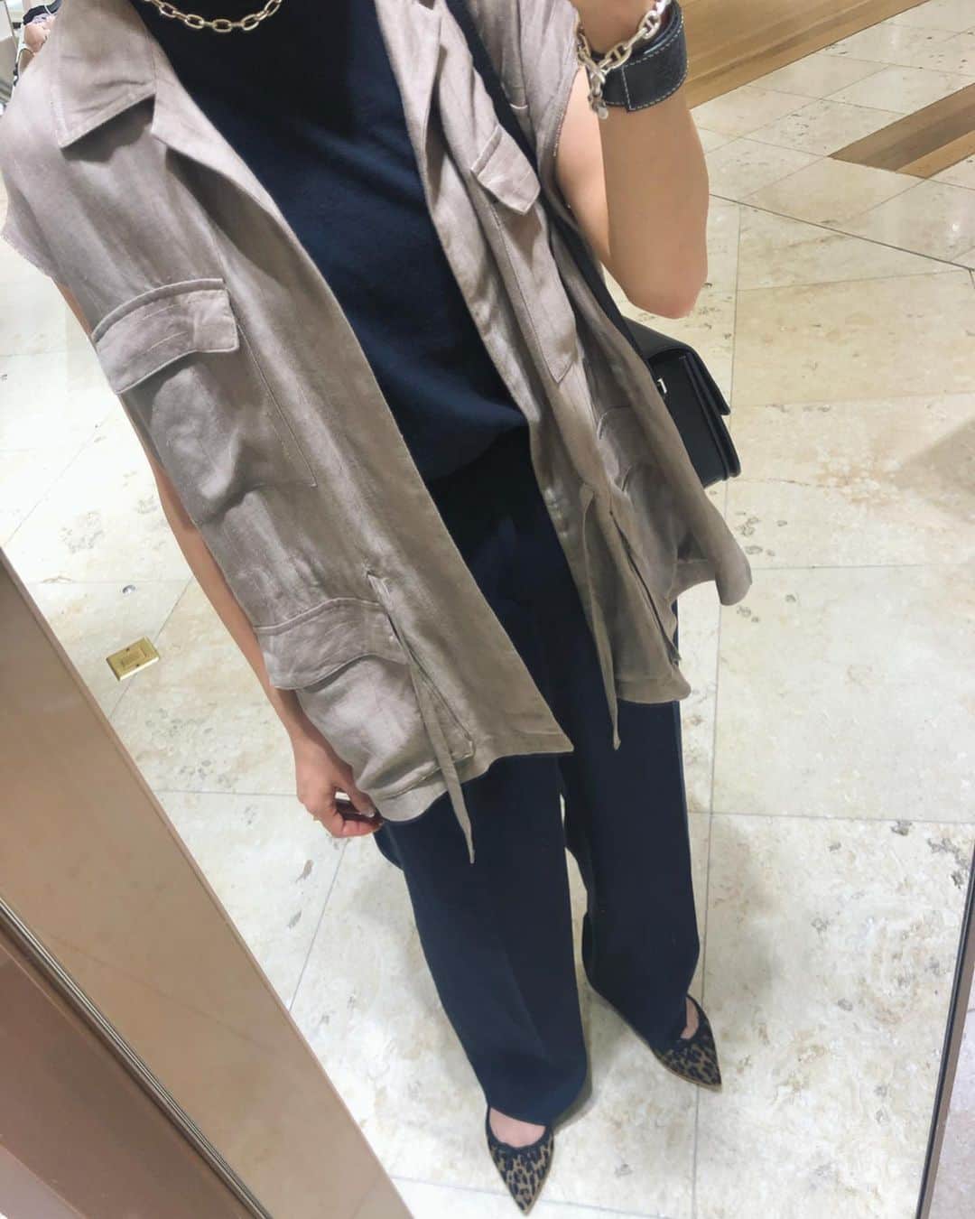 野尻美穂のインスタグラム：「メンズライクにアニマル柄のフラットシューズ。 ブーツだとハードだけどフラットならレオパードも取り入れやすい🥰 ポインテッドトゥなのも今年らしくて良いです🙆‍♀️ 浅草の職人さんが革の手触りから確認して手作業で仕上げている靴なので、履きやすさはもちろん、物作りをしてる私も共感してしまう背景に感動。普段はオンラインのみで販売してるけど、28日までヒカリエで実際に試して購入できます！こういうの良いよね！ #kuruntokyo #クルントウキョウ #私はレオパードにしたよ」