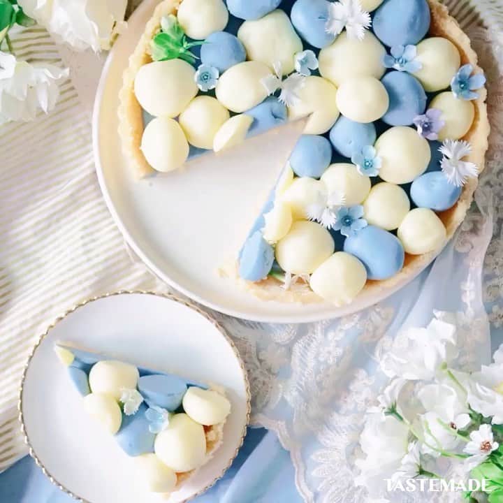 のインスタグラム：「【まさかのブタ登場】ブルーのトリュフチョコタルト💙⠀⁠⠀ ⠀⁠⠀ スマホアプリはレシピを簡単に探せるよ📲⠀⠀⁠⠀ ダウンロードはプロフィールのURLをクリック👆⠀⠀⁠⠀ ⠀⁠⠀ ■材料⠀⁠⠀ ⠀⁠⠀ クッキー　200g⠀⁠⠀ バター　30g⠀⁠⠀ 着色料青　適量⠀⁠⠀ 着色料紫　適量⠀⁠⠀ 着色料白　適量⠀⁠⠀ エディブルフラワー　適量⠀⁠⠀ ⠀⁠⠀ 《ホワイトガナッシュ》⠀⁠⠀ ホワイトチョコレート　500g⠀⁠⠀ 生クリーム　200ml⠀⁠⠀ ⠀⁠⠀ ■手順⠀⁠⠀ ⠀⁠⠀ 1. クッキーを砕いて、溶かしバターと混ぜ合わせ型に詰め、冷蔵庫で冷やす。⠀⁠⠀ 2. ホワイトチョコレートと生クリームを鍋に入れて溶かしホワイトガナッシュを作る。⠀⁠⠀ 3. ガナッシュの半分をバットに流して冷蔵庫で冷やし固める。⠀⁠⠀ 4. 残り半分のガナッシュに青い着色料を入れて混ぜ、そのうちの半分を型に流す。⠀⁠⠀ 5. さらに残り半分をバットに流し冷蔵庫で冷やし固める。⠀⁠⠀ 6. バットに流したガナッシュをスプーンで掬って手で丸める。⠀⁠⠀ 7. 型にバランスよく散りばめてエディブルフラワーを飾ったら完成。⠀⁠⠀ ⠀⁠⠀ #food #foodie #cooking #recipe #tastemade #japan #japanese #japanesefood #sweets #dessert #truffe #chocolate #tart #edibleflower⠀⁠⠀ ⠀⁠⠀ #料理 #クッキング #レシピ #おうちご飯 #おうちごはん #おうちカフェ #スイーツ #デザート #おやつ #お菓子作り #トリュフ #チョコレート #タルト #ぶたちゃん #エディブルフラワー⁠⠀ ⁠⠀ #テイストメイドジャパン をつけて投稿してね❤️⁠⠀」