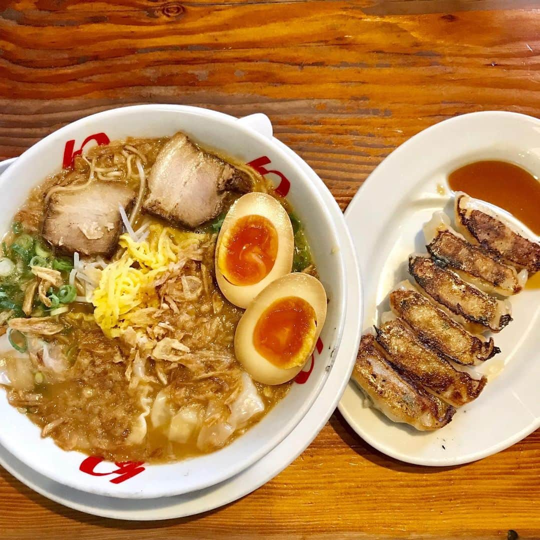 ボートレース宮島さんのインスタグラム写真 - (ボートレース宮島Instagram)「. 🍜幻のラーメン亭🍜 . ボートレース宮島から車で10分ほどの場所にあるラーメン屋さん😋🍜 豚骨醤油ベースのラーメンで､スープは､あっさりとこってりの2種類があります😋 . 大きいチャーシューがドーンと乗ったボリューム満点のスペシャルチャーシュー麺や、辛さが選べる辛辛ラーメンも😋 パリッと焼かれた餃子(肉､野菜選べます)もお忘れなく😋✨ . . #ボートレース宮島 #宮島競艇場 #モンタ #ボートレース #boatrace  #幻のラーメン亭 #幻のラーメン #ラーメン #豚骨醤油 #🍜 #ramen #チャーシュー  #餃子 #廿日市ラーメン #廿日市グルメ」8月23日 11時59分 - boatrace_miyajima