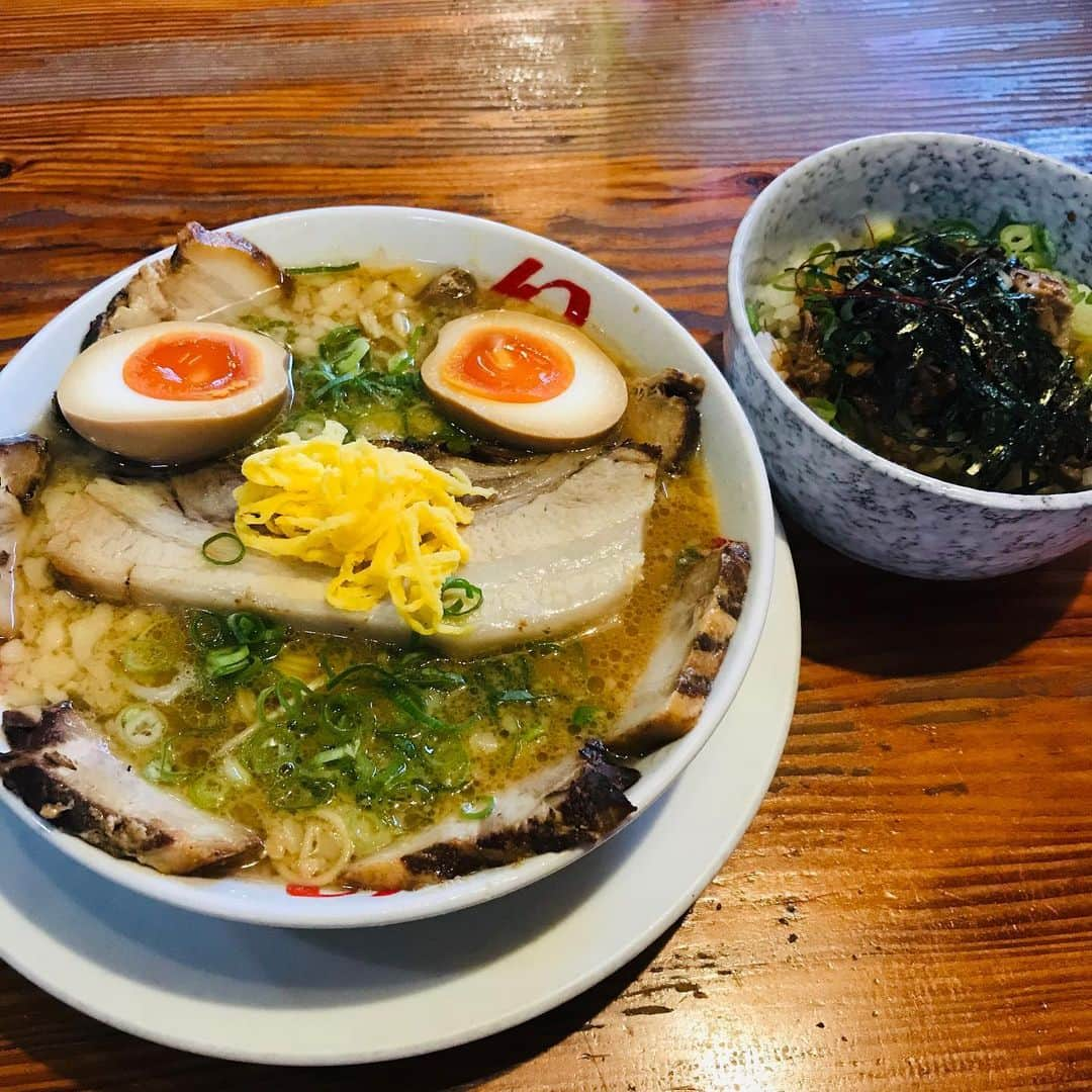 ボートレース宮島さんのインスタグラム写真 - (ボートレース宮島Instagram)「. 🍜幻のラーメン亭🍜 . ボートレース宮島から車で10分ほどの場所にあるラーメン屋さん😋🍜 豚骨醤油ベースのラーメンで､スープは､あっさりとこってりの2種類があります😋 . 大きいチャーシューがドーンと乗ったボリューム満点のスペシャルチャーシュー麺や、辛さが選べる辛辛ラーメンも😋 パリッと焼かれた餃子(肉､野菜選べます)もお忘れなく😋✨ . . #ボートレース宮島 #宮島競艇場 #モンタ #ボートレース #boatrace  #幻のラーメン亭 #幻のラーメン #ラーメン #豚骨醤油 #🍜 #ramen #チャーシュー  #餃子 #廿日市ラーメン #廿日市グルメ」8月23日 11時59分 - boatrace_miyajima