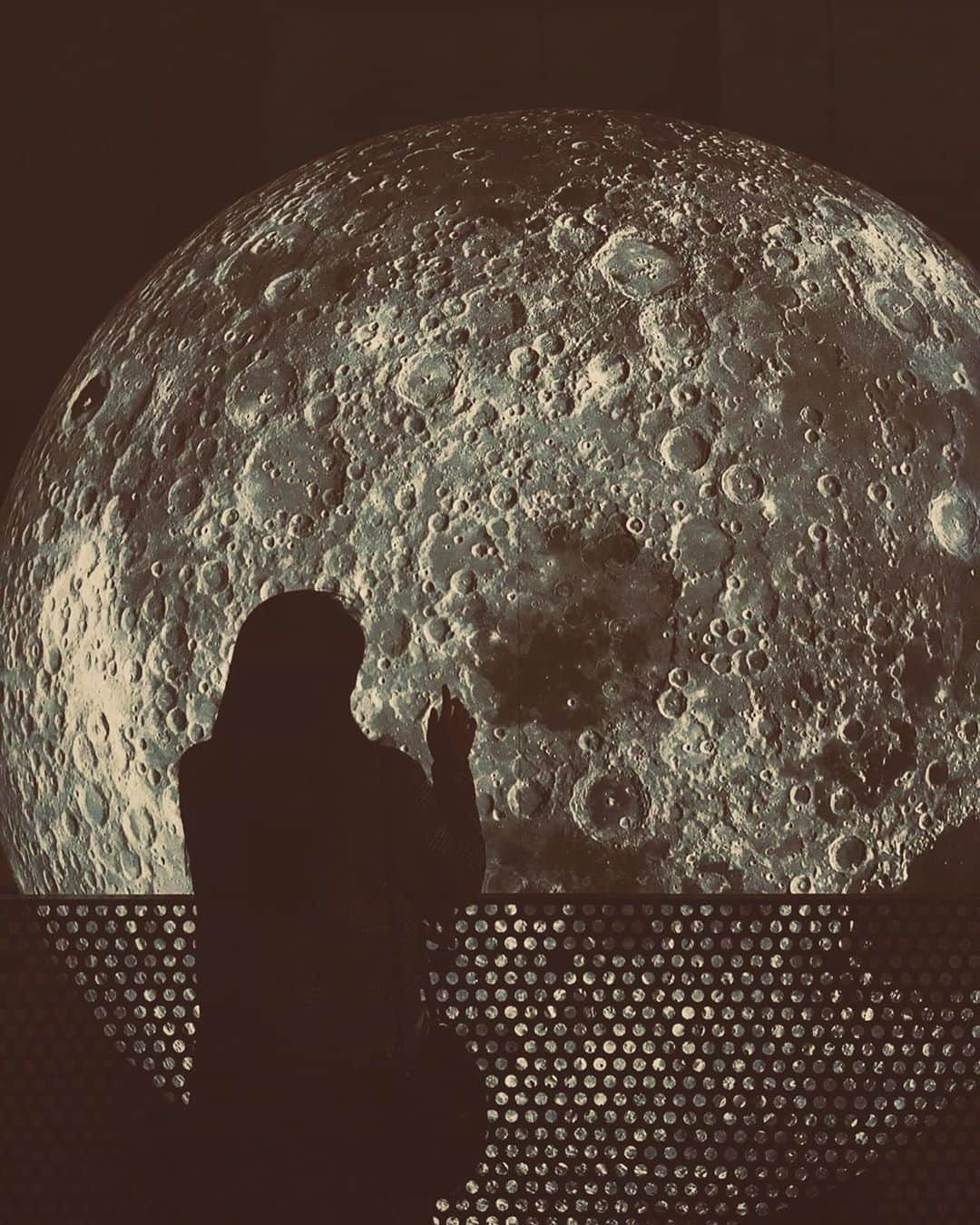 パワーハウスミュージアムさんのインスタグラム写真 - (パワーハウスミュージアムInstagram)「Shadow of the Moon... 🌖 🌗 🌘 - thanks to @kahui_lim for sharing this view of Museum of the Moon with us!  #regram #museumofthemoon」8月23日 12時00分 - powerhousemuseum