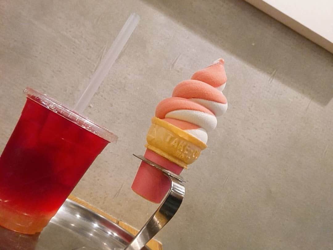 大釜ケリーのインスタグラム：「ゆっきーとお茶💖 いちご🍓とミルク🥛のハーフ&ハーフのソフトクリームとピーチ🍑&ハイビスカス🌺のドリンク✨ 美味しかった〜 #ソフトクリーム #アイスクリーム #楽しいね」