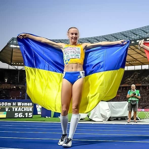 アンナ・リシコヴァさんのインスタグラム写真 - (アンナ・リシコヴァInstagram)「З Днем Державного прапора, Україно!🇺🇦 ——————————————————— Happy National Flag Day, Ukraine!🇺🇦 ——————————————————— #flag #ukraine #proud #country #trackanation #lovemycountry #nationalteam #ukrainechamp #blueandyellow #running #sprint #nationalspirit #nationalflag #nationslflagday #motivation #sportgirl #ukrainerunners #runnerlife #teamukraine #деньфлага #sportgirl #trackandfield  #competition #champion」8月23日 17時31分 - anna_ryzhykova
