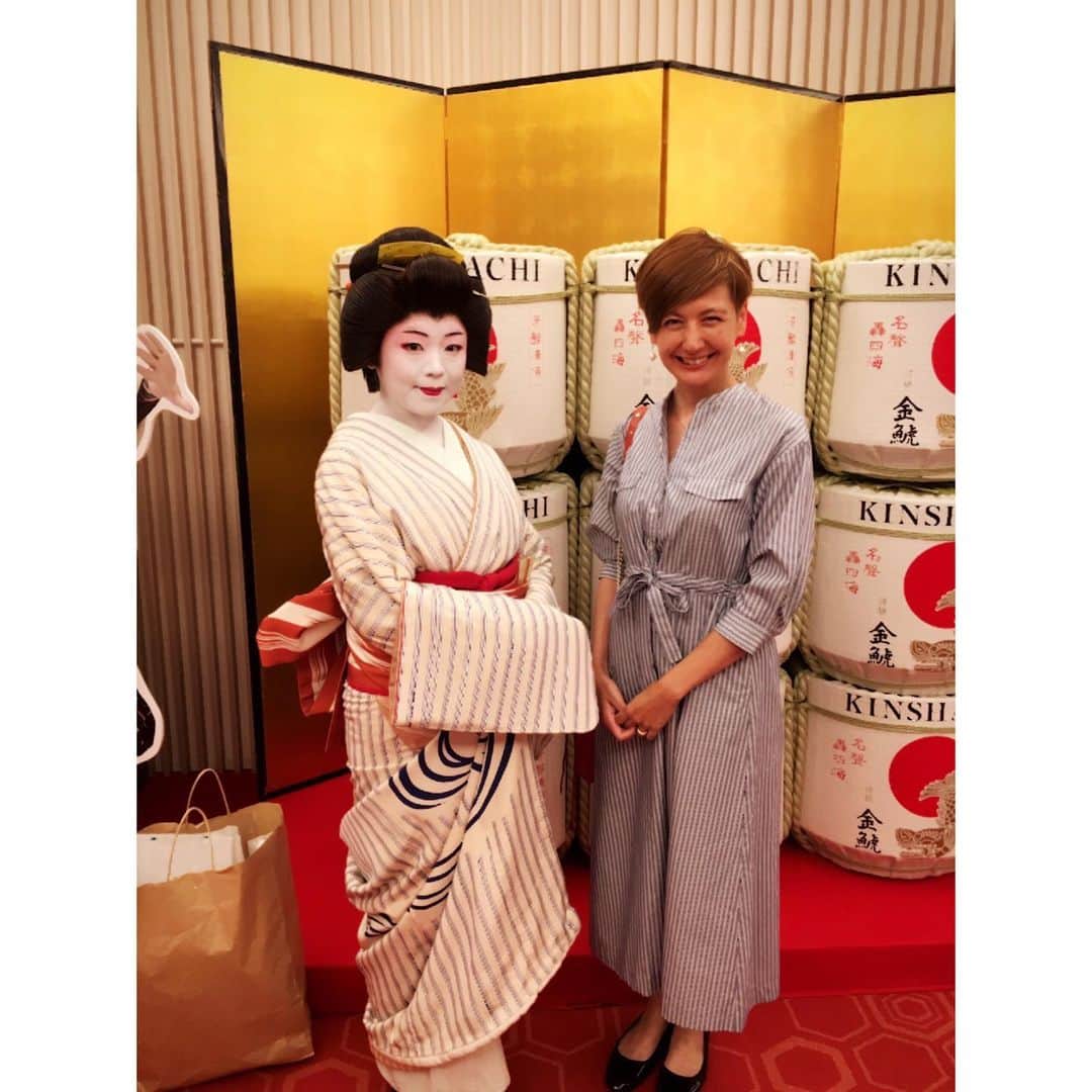 イレーネのインスタグラム：「なも なも なも 今年も名古屋をどりの季節...今年は1か月早く、今日から4日間開催です！初日の今日、初めて午前の第1部を観てきました。  古典的な作品が並び、華やかな第3部とはまた違う大人な時間。これまた初めて、歌舞伎ソムリエのおくだ健太郎さんによる生イヤホンガイドも堪能しました。三河万歳のお話が聞けて面白かったな。ひさびさに尾張万歳、三河万歳、観たくなってきた。  家元やカーくん、そしてロビーでは何人かお友達にも会えました。観劇に行く、というのは外の世界と繋がる社交の場でもあるんだなぁ、と、引きこもりがちだった夏の終わりに思いました😂  #西川流 #名古屋をどり #日本舞踊 #御園座」