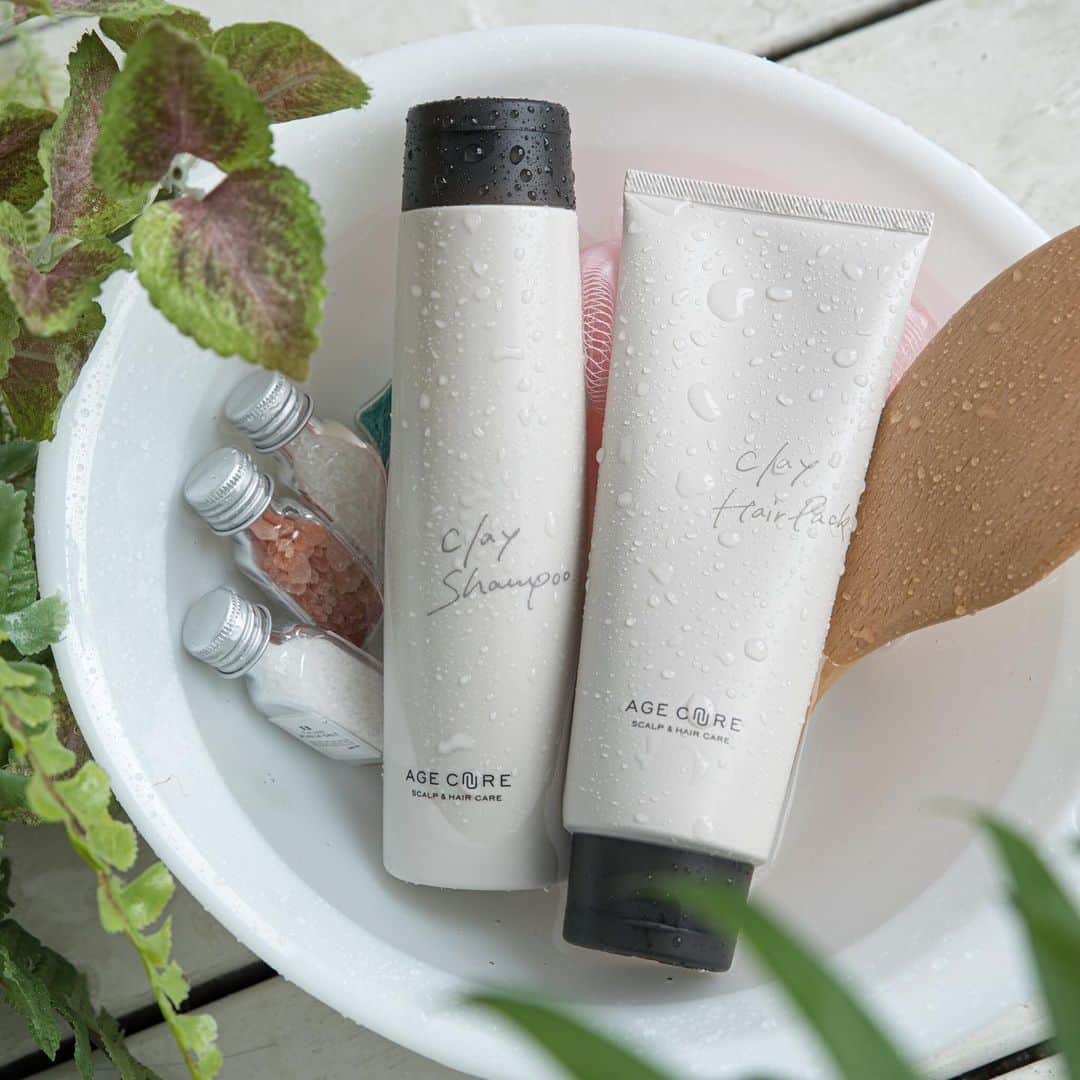 フォードヘア化粧品のインスタグラム：「・ 【AGE CARE】 頭皮環境をキレイな状態に保つことが、 格好いい大人への近道🎶 ・ エイジケアシリーズは、いつまでも若々しく、 格好よくあり続けたい大人のための、 男女兼用ヘアケア✨ 「ミドル脂臭」が気になる方にもオススメ😆 ・ FORD公式アカウント💁 @ford_hair_cosmetics ・ #フォードヘア化粧品 #fordhaircosmetics #サロン専売品 #ヘアサロン #美容師さんと繋がりたい #エイジキュア #agecure #エイジケア #agecare #ヘアケア #haircare #クレイシャンプー #クレイヘアパック #育毛剤 #ユニセックス #ボタニカル #自然派 #天然由来成分 #ニオイケア #エイジングケア #シャンプー #ヘアパック #頭皮ケア #ミネラル #ボタニカル #大人臭 #ミドル脂臭」