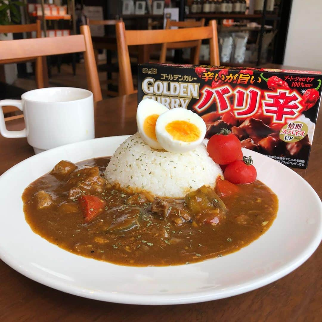 犬伏まりさんのインスタグラム写真 - (犬伏まりInstagram)「🔥🔥🔥バリバリ辛い🔥🔥🔥 なんか、かっらーいカレーが食べたくて バリ辛買って作ってみた❤️ うん。うん。 結構辛い🔥🔥🔥🔥 唐辛子の辛さ🌶🌶🌶🌶 ジワジワくるね🐲  #バリ辛 #カレー #期間限定 #カレーライス #夏はカレー」8月23日 12時13分 - bussymari