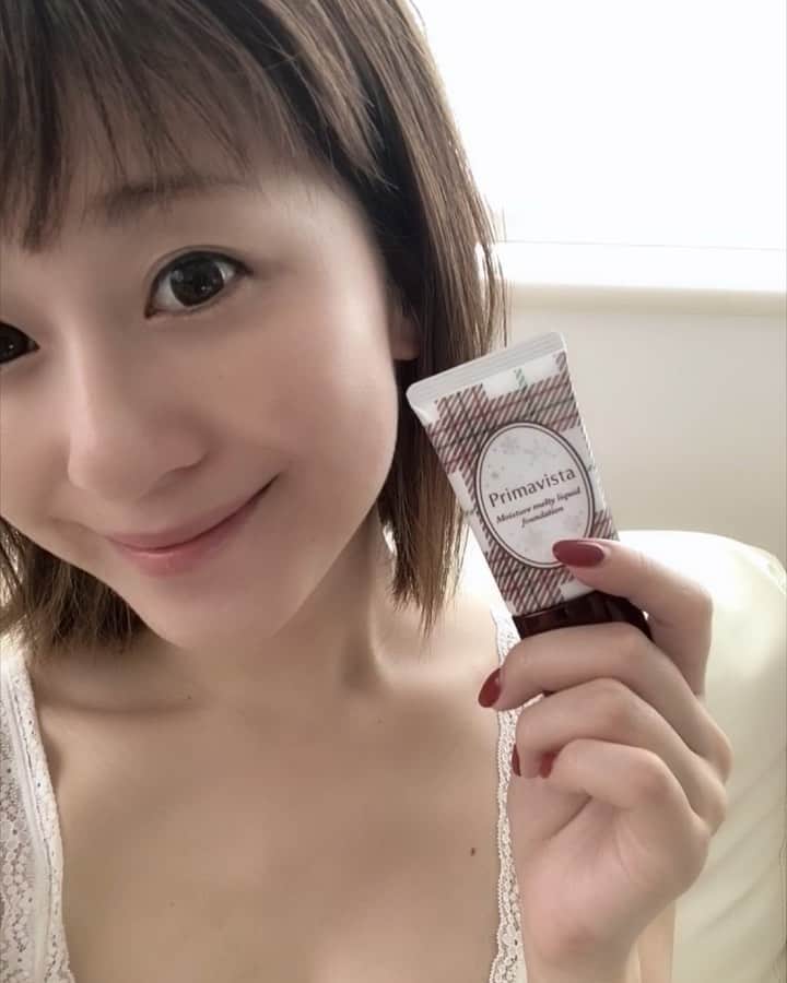 のインスタグラム：「・ もう秋冬コスメがたくさん出てますね🍁☃️ 今からいろいろ試していますが  ベースにはツヤ感が欲しいのは変わりません🤗❤️ 愛用しているプリマヴィスタからシーズン限定の くずれにくいうるおい質感メルティリキッドファンデーションをいただき 早速使ってみました😊✨✨ (8/24発売です🍑) プリマヴィスタといえば "くずれにくさ"は有名ですが❣️ このファンデーションは  くずれにくい 且つ ツヤもキープしてくれます❣️ 仕上がりはクッションファンデに近いくらい  ツヤツヤさせてくれるんだけど 夕方までしっかりくずれませんでした✨  目まわりは乾燥によりメイクがくずれやすかったりすることが 多いと思うんだけど。。 目まわりもしっかりうるおい感をキープ🤙🏽 汚いヨレ方してないと安心します👀❤️ カラバリは4色で わたしは1番明るくてピンクっぽい  ウォームオークルにしました💕  動画でも説明していますが  付属のスポンジをうまく使うと  よりナチュラルなツヤ肌になると思います❣️ #pr #primavista #プリマヴィスタ #リキッドファンデーション #ツヤ肌 #ファンデーション #メルティリキッドファンデーション #コスメ #秋コスメ #冬コスメ #艶肌 #メイク動画」