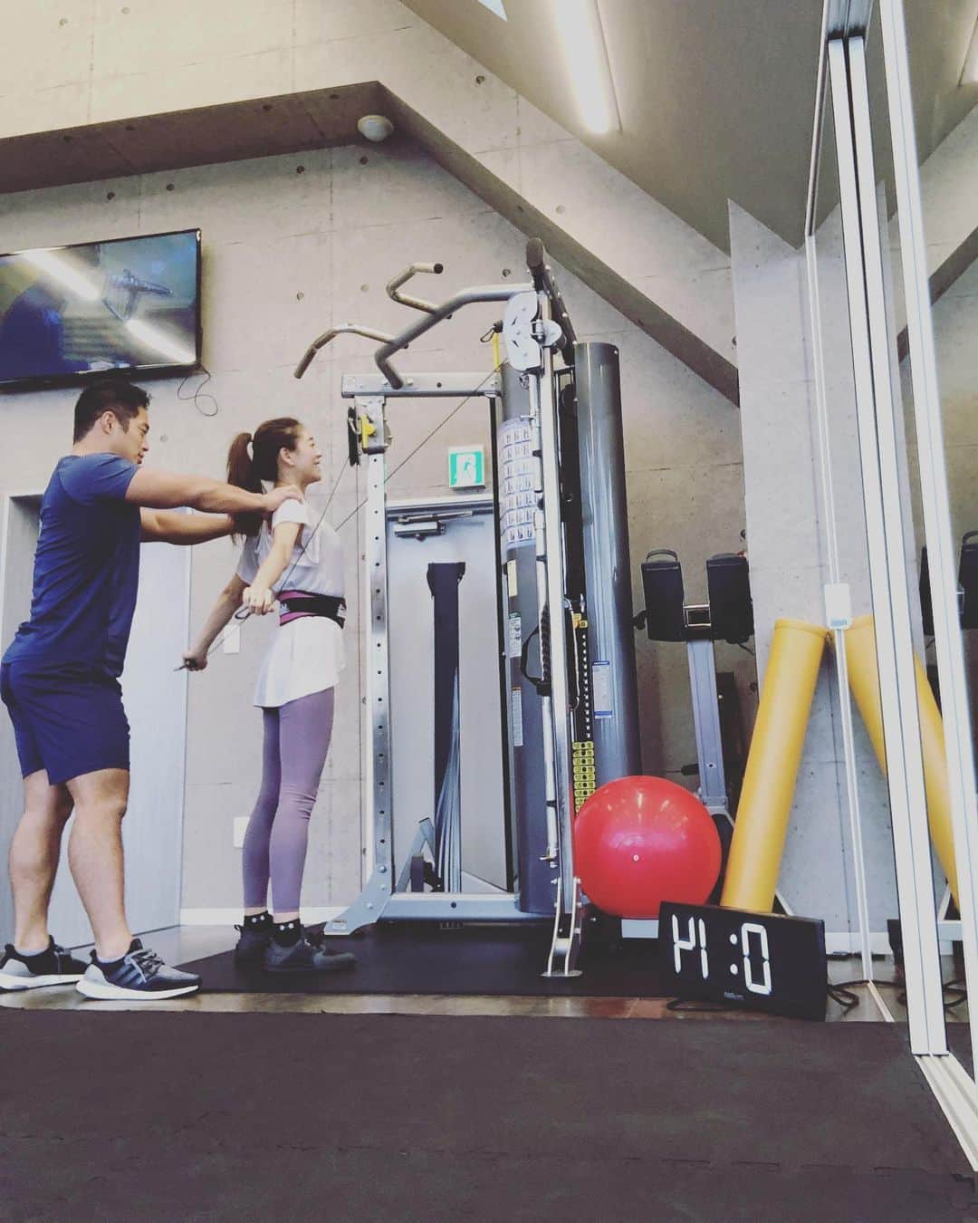大桑マイミのインスタグラム：「これでもかってくらいガチこち背中。動かさせなければ……本当に運動必要。 今強化すべきはストレッチ。 ようやく、体にスイッチがはいった。 筋トレは継続。 子供の抱っこなどでまるまる背骨、動かぬ筋肉をほぐして積極的に動かしていこう。特に乳幼児mamaの皆様悩みが一緒なはず。ご苦労様と体に思う。 胸を開いて 今日もがんばりましょう。 そんな体を的確にケアサポートしてくれるトレーナーの @shintaro.obi  に感謝。 スパルタだけど…… 運動後は @ti_habit の プロテイン。 #habit #地味で苦しく気持ちよいトレーニング #やるしかない #やったら結果がでるし #おっす」