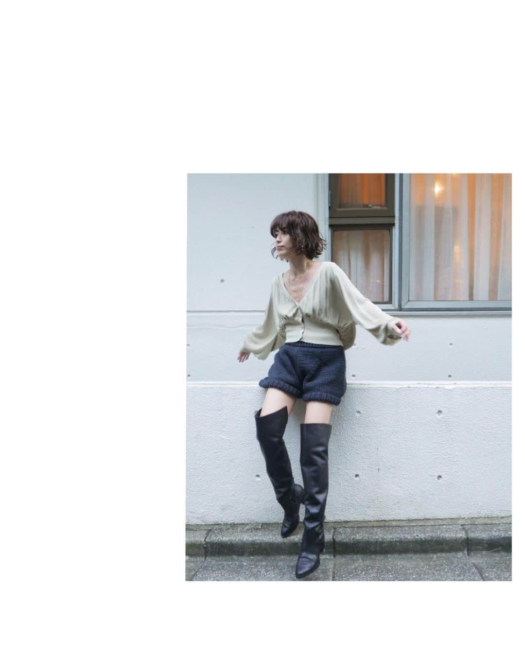 JUNNAのインスタグラム：「昨夜のインスタライブでは #ボリュームプリーツカーディガン  の重ね着をご紹介したので 写真ではTOPSとして1枚で着たバージョンをご紹介。  合わせた下着は昨日発売になった 私の今1番お気に入りのランジェリーセット🙈  こんな深いV字のお洋服の邪魔をしない、 見えても下着っぽくない 拘りの詰まったランジェリー✌️ このランジェリー最強。  bottom/ #ハンドニットショートパンツ/  6/23  予約終了 boots / #エトレニーハイブーツ  6/23  予約終了 #etretokyo #junna👠 #156cm #2019ETREaw  #大人カジュアルコーデ#キャメル#ベージュカラー#大人ボブ #ニット #秋服#ベージュ#ブラウン#ブラウンコーデ」