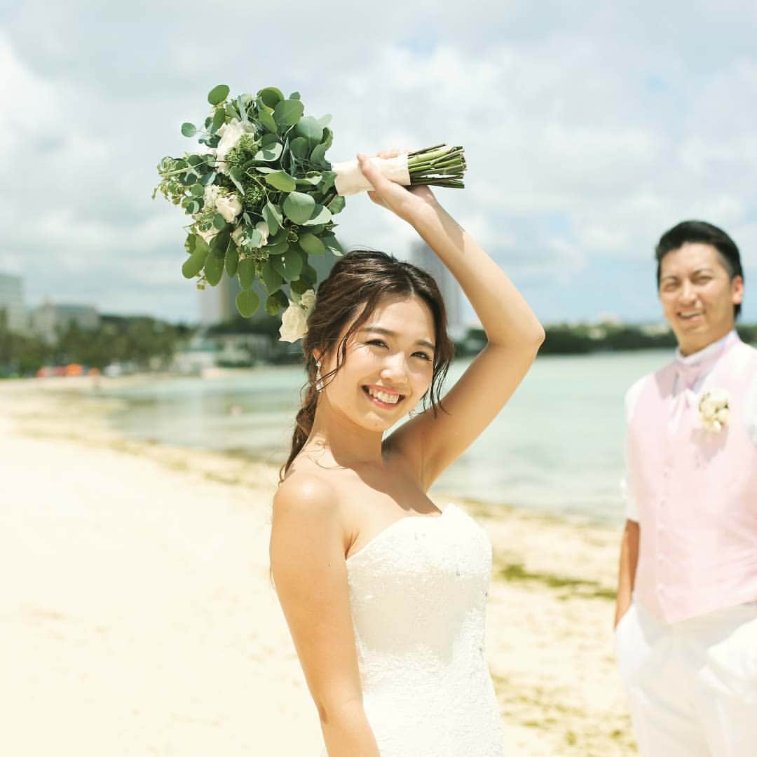 のインスタグラム：「新郎様の優しい眼差しがご新婦様の素敵な笑顔の源です。。。 #ウェディングフォト #ウェディングニュース #ウェディングドレス #ウェディングブーケ #おしゃれ花嫁 #ロマンティックフォト #ウェディングヘアスタイル #グアム挙式 #ワタベウェディング #ウェディングチャペル #フォトジェニック  #ルースデアモール #ブルーアステール #卒花嫁 #プレ花嫁さんと繋がりたい #ファインダー越しの私 #ファインダー越しの幸せな世界 #結婚準備 #いいね返し#2019夏婚 #2019秋婚 #いんすたばえ #l4like #f4follow#instagram#travelgram  #guamwedding #watabewedding #guam #instagood」
