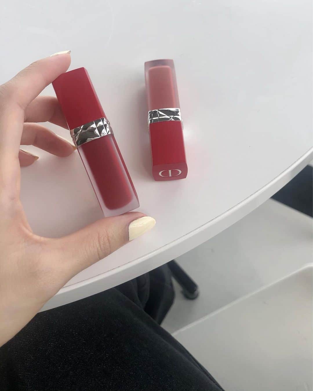 石元歩唯さんのインスタグラム写真 - (石元歩唯Instagram)「new lip collection  DIOR @diormakeup @diorbeautylovers ROUGE DIOR ULTRA CARE LIQUID  新発売のふんわりと軽いムースのような質感の #ルージュディオールウルトラリキッド  花びらをイメージしたブラシの形で、 フラワーオイルが配合されているから マットなのに潤って乾燥しない🌹  ラズベリーレッドの 860 FLIRT  ライチピンクの 808 CARESS これからの秋にも使いやすい2色 ♡ 写真では 860 を塗っています💋  #dior #rougedior #lip #giftedbydior #💄」8月23日 12時24分 - 518aichi