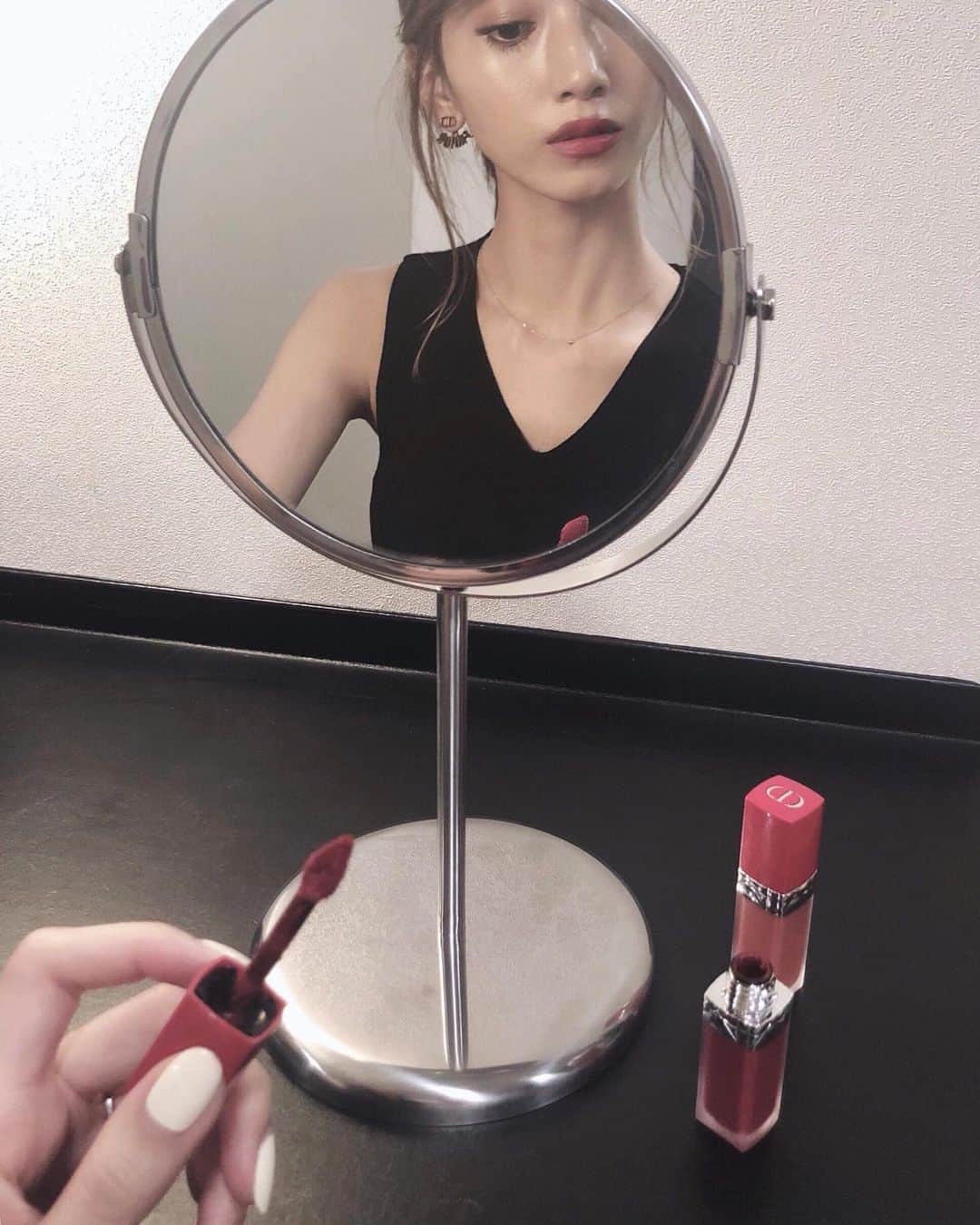 のインスタグラム：「new lip collection  DIOR @diormakeup @diorbeautylovers ROUGE DIOR ULTRA CARE LIQUID  新発売のふんわりと軽いムースのような質感の #ルージュディオールウルトラリキッド  花びらをイメージしたブラシの形で、 フラワーオイルが配合されているから マットなのに潤って乾燥しない🌹  ラズベリーレッドの 860 FLIRT  ライチピンクの 808 CARESS これからの秋にも使いやすい2色 ♡ 写真では 860 を塗っています💋  #dior #rougedior #lip #giftedbydior #💄」