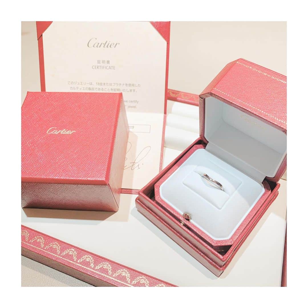大崎みらいのインスタグラム：「、 結婚指輪を買ってもらいました🥰 、 細めなラインに すこしウェーブがかかってて 婚約指輪と💍2個付すると そのウェーブがかっちり 噛み合うようになってるの！ 、 嬉しい〜🙇 ありがとうございます😂🙇‍♀️ 、 、 、 #結婚指輪 #婚約指輪 #結婚 #wedding #ring #cartier #カルティエ #カルティエリング」