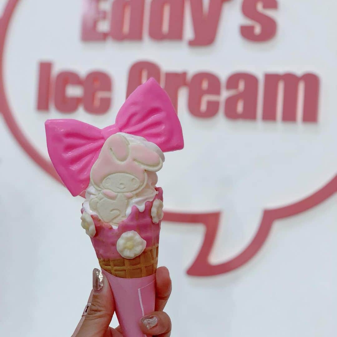 宮崎真梨子さんのインスタグラム写真 - (宮崎真梨子Instagram)「久しぶりに【Eddy's Ice Cream(@eddys_ice_cream )】に @anegolove  と行ってきました♡ ∵ 私は、 マイメロコラボのアイスにしました♡ もうこれは可愛すぎてヤバかった♡ 食べるのもったいなかったけど、あっという間に溶けるから急いで食べたw ∵ ∵ #マイメロ #マイメロディ #サンリオ #sanrio #PR #eddysicecream #hub_eddysicecream #アイスクリーム #ソフトクリーム #ピンク #原宿 #原宿カフェ #ミヤマリ #ママ #男の子ママ #超未熟児ママ #男の子ママと繋がりたい #同い年コンビ」8月23日 12時26分 - miyamari92