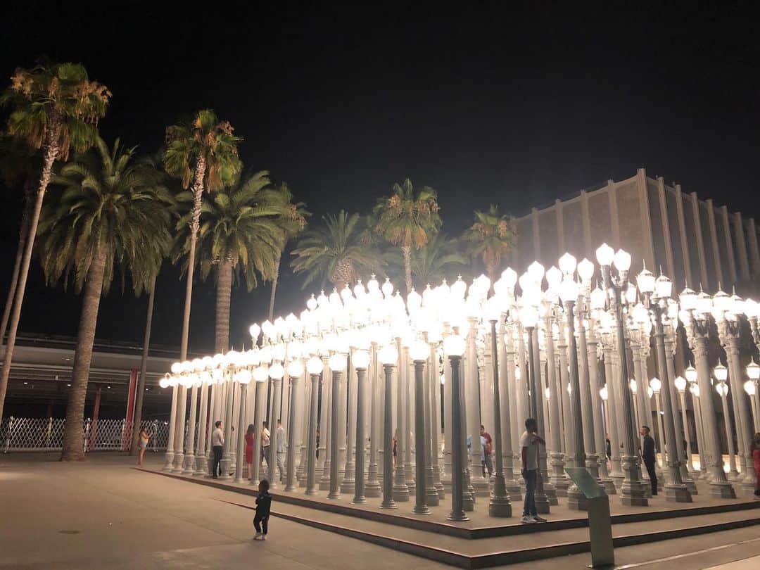 橋本真依さんのインスタグラム写真 - (橋本真依Instagram)「・﻿ Public Art "Urban Light“﻿ 「LAに行くならここ綺麗だよ〜✨」﻿ と教えてもらっていたアート作品。﻿ 車でしか行けないな〜💦って思ってたら﻿ 泊めてもらうお友達のお家の近所にありました！﻿ (グッドタイミング👌)﻿ Lyftでお友達のお家に行く途中で偶然見つけて😍﻿ ﻿ 私はずっとLyft:リフト(タクシーアプリ)っていうアプリを使って移動してました✨﻿ 海外のLyftは相乗りができます。﻿ ﻿ 「私はこの場所に行きたい！」と登録すると﻿ その道中に同じ場所や﻿ 近い場所に行きたい方を一緒に乗って﻿ 少し遠回りしたり時間はかかるけれど﻿ 安くいけるというもの🚕﻿ 詳しくはブログに書きます✨﻿ LyftやUberアプリダウンロードはオススメです！﻿ ﻿ それで一緒に相乗りしてた海外の方が﻿ せっかくだから！と撮ってくれた1枚目の写真🤳﻿ 名前も歳も言語もわからなかったけれど﻿ みんな優しくしてくれました😊﻿ ﻿ ﻿ ﻿ ﻿ 📍5905 Wilshire Blvd, Los Angeles, CA 90036 アメリカ合衆国﻿ #女子力ねーさん#ロサンゼルス#ロサンゼルス旅行#タビジョ#サンタモニカ﻿ #happy#smile#love#peace#lucky#tbt#l4l#followme#followback#instagood#photooftheday#Japan#beach#sea#swimwear#LA#beachgirl#SantaMonica#beaches#beachside#California#lyft#summervacation#summerfashion#ART﻿」8月23日 12時37分 - hashimotomai430