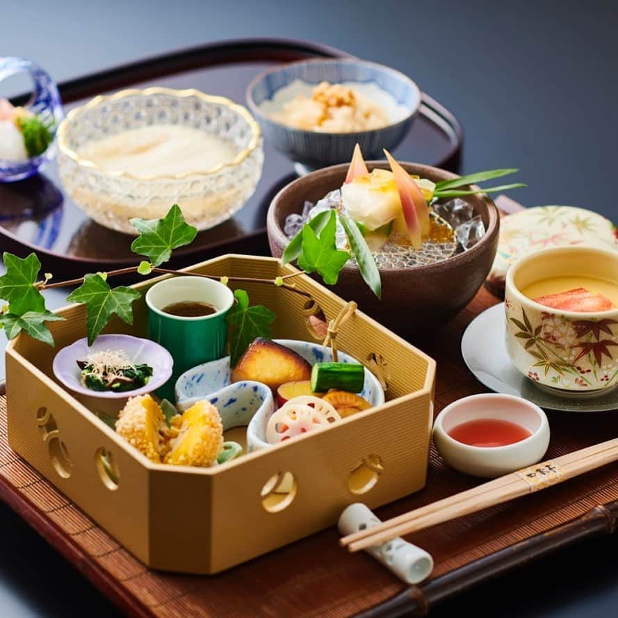 横浜ロイヤルパークホテルのインスタグラム：「9/1までの期間限定！「三溪御膳」 横浜美術館で開催中の「原三溪の美術伝説の大コレクション」にあわせて、68F 日本料理「四季亭」にて「三溪御膳」をご用意しております。 原三溪は、生糸貿易や製糸業などで財をなした実業家。三溪園の庭園をイメージした八寸や生糸にちなんだ絹そうめんなど、随所に三溪の世界観が散りばめられています🍵 美術展を鑑賞された方も、まだの方も、ぜひ「三溪御膳」をお楽しみください  #横浜ロイヤルパークホテル#yokohamaroyalparkhotel #横浜 #yokohama #横浜美術館 #原三溪の美術 #原三溪 #三溪園 #美術館 #ホテルランチ #和食ランチ」