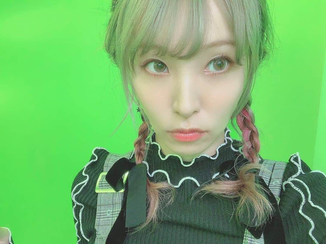 LiSAさんのインスタグラム写真 - (LiSAInstagram)「おはようおさげのおんな #LiSA #りさへあめいく #ふーちゃんあれんじ @fusaetachibanaworks #こうみょうなあみこみ」8月23日 12時31分 - xlisa_olivex