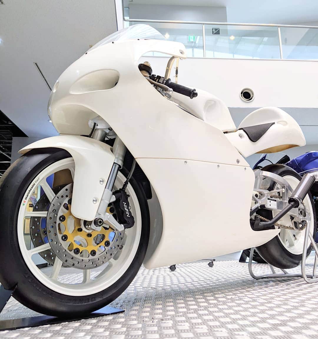のインスタグラム：「【純白のTZ250を発見…!?】 こちらの真っ白なバイクは、コミュニケーションプラザにて現在開催中の、中学生以下の子どもたちを対象とした「TZ250カウルデザインコテスト」用の車両です✨  応募の中からみごと最優秀賞に選ばれたデザインは、なんと実際にこちらの本物のTZ250の車体にペイントして展示してもらえちゃうんですよ！😳 デザインの応募締め切りは今月末（8/31）まで、郵送でも受け付けておりますので、ぜひぜひご応募お待ちしております😄結果発表は2019年9月28日です！  それにしても子どもたち、羨ましいー！😂😂 #ヤマハTZ250カウルデザインコンテスト #デザインコンテスト #中学生以下限定 #ヤマハが美しい #tz250 #yamaha #コミュニケーションプラザ #motorcycle #whitemotorcycle #motocycledesign #racingmodel #motoracing #instamoto #yamahastagram #大人もやりたいやつ」