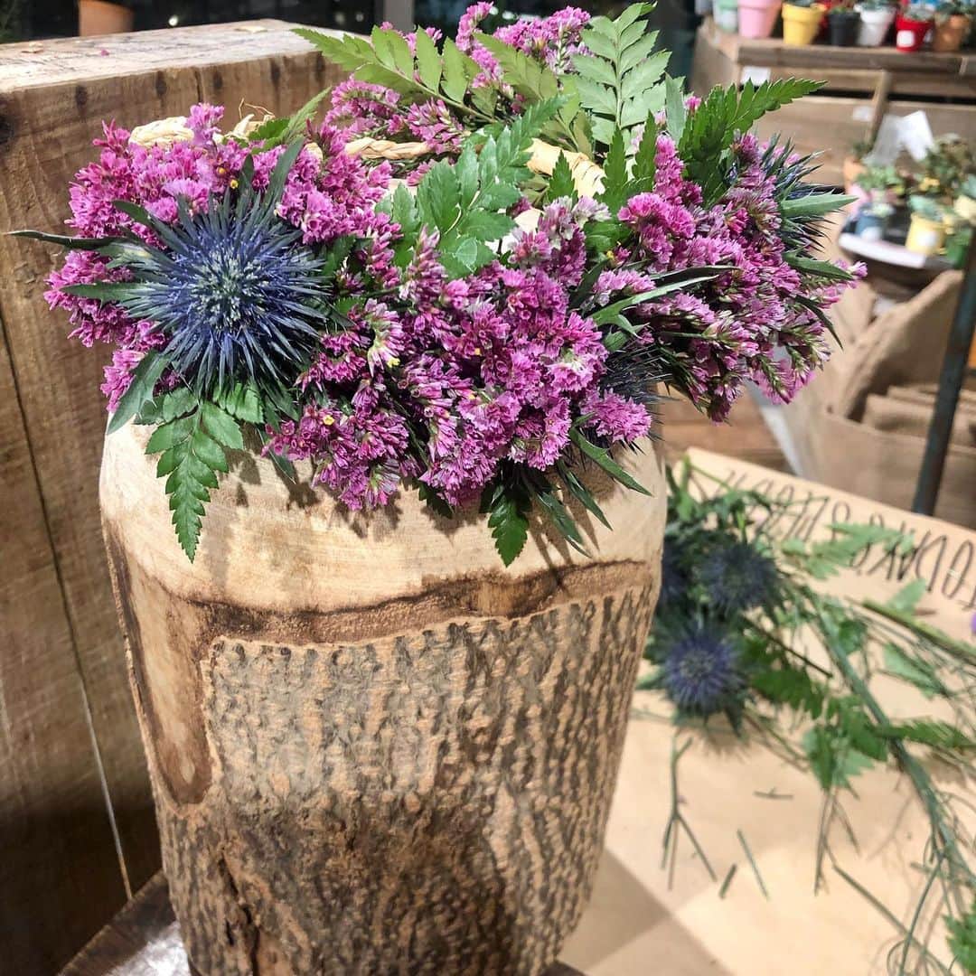 のインスタグラム：「<WORKSHOP-Hibiya> . 本日、フラワーコーディネーターの山本文さんを講師にお迎えし、リモニウムで作るレイのワークショップを開催しました。 . 今回はリモニウムはスターチスと呼ばれる花です。ドライにして楽しめる細かなお花は、置いても壁にかけても綺麗な状態のまま飾ることができます。 . ご参加された皆さん、講師の先生のスワッグの作り方や花の切り方などについて真剣な眼差しでお聞きになられていました。 . #リモニウム #レイ #トゥデイズスペシャル #todaysspecial #hibiya #東京ミッドタウン #ts_report」
