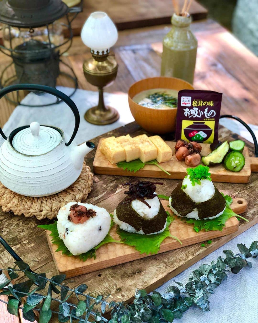 のインスタグラム：「⭐️⭐️⭐️ 永谷園さんの @nagatanien_jp 松茸の味お吸いものを使って おにぎりを作って見ました🍙💕✨ * * キャンプでとっても便利ご飯にまぜるだけでびっくりするほど美味しいおにぎりに😋💕 * * トッピングに海苔とお漬物をそえるとさらに美味しそうなおにぎりに。 何個でも食べれちゃう美味しさでした😋😋💕💕 * * ⭐️レシピスペシャルサイトで, 　松茸の味お吸いものを使った”マツダケレシピ”を紹介していますよ😆😆😆 * *  #PR #永谷園 #松茸の味お吸いもの #待つだけレシピ #マツダケレシピ#キャンプ#camp #和食ごはん #outdoor #cafe#カフェ#和食#おにぎり」