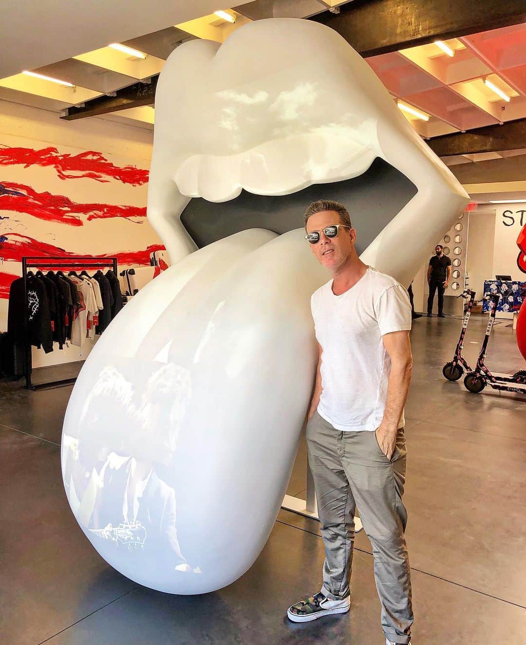 scottlippsさんのインスタグラム写真 - (scottlippsInstagram)「Didn’t make it to @therollingstones but I did make it to their pop up at @maxfieldla very cool but not exactly the same #rollingstones #mickjagger」8月23日 12時45分 - scottlipps