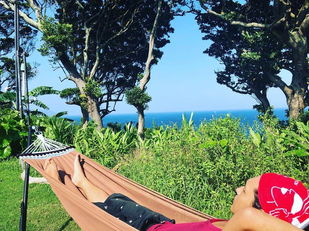 磯村洋祐のインスタグラム：「この前のハンモック。笑笑  ハンモックってだいぶ揺れるね。 寝返りしたら落ちちゃうね！  #ハンモック#ゆらゆら #ゆれゆれ」