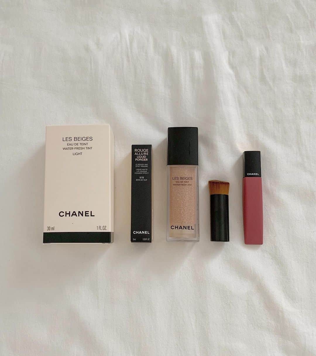 のインスタグラム：「ㅤㅤㅤㅤㅤㅤㅤㅤㅤㅤㅤㅤㅤ CHANEL🥨 ㅤㅤㅤㅤㅤㅤㅤㅤㅤㅤㅤㅤㅤ ・レベージュ オー ドゥ タン ・ルージュ アリュール リクィッドパウダー 978 ㅤㅤㅤㅤㅤㅤㅤㅤㅤㅤㅤㅤㅤ ずっと前に @ayanekotan さんに お会いした時にお肌が綺麗すぎて、伝えたら シャネルのこのファンデが本当にいい！と おすすめしていただいて、買うと決めてから 品切れだったりでようやく手元に..(ﾉ;ω;)ﾉ ㅤㅤㅤㅤㅤㅤㅤㅤㅤㅤㅤㅤㅤ パウダーリップは、欲しい欲しいと思いつつ これ！という色がなくて今回の新色のベージュを 目当てに買いに行ったけどつけたらこっちの方がしっくり❤︎ ㅤㅤㅤㅤㅤㅤㅤㅤㅤㅤㅤㅤㅤ やはりCHANELさん パケがテンション上がりますな〜〜（´゜◞౪◟゜`)」