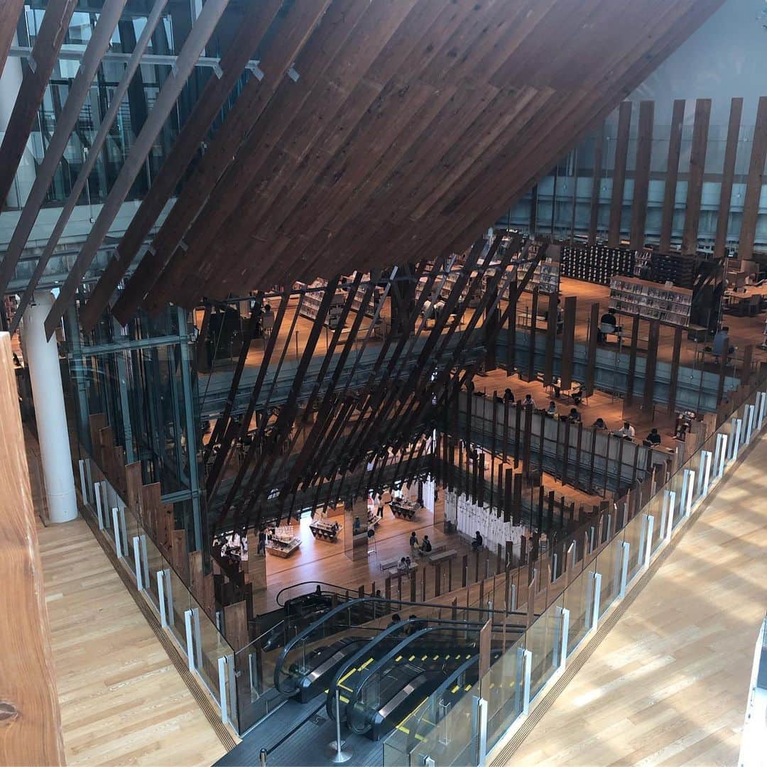 うえむらちかさんのインスタグラム写真 - (うえむらちかInstagram)「#TOYAMAキラリ﻿ という複合施設の中にある﻿ ﻿ #富山市立図書館﻿ #富山市ガラス美術館﻿ ﻿ に行ってきました🖼﻿ ﻿ 御影石、ガラス、アルミという異素材を組み合わせた外観が特徴のアートな建築物🏢﻿ ﻿ 中も市立図書館とは思えないすごい作りでした✨﻿ ﻿ 設計者は日本を代表する建築家・隈研吾(くまけんご)さん﻿ ﻿ 時間を忘れて何時間でもいれそうです☺️﻿ ﻿ ﻿ #富山 #富山旅行 #富山旅﻿ #旅 #旅女 #タビジョ﻿ #旅スタグラマー﻿ #図書館 #美術館﻿ #夏休み」8月23日 12時57分 - uemurachika