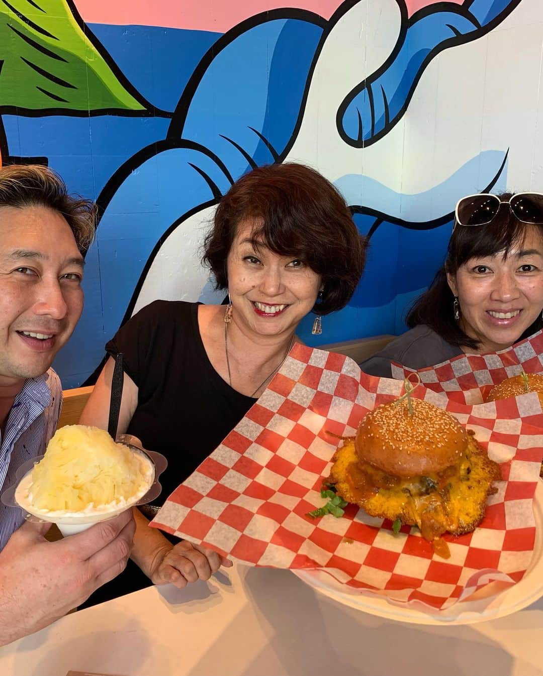 飯島寛子さんのインスタグラム写真 - (飯島寛子Instagram)「ハワイのグルメライターショーンのナビゲーターでBurger Haleへ。私はハワイアンBBQバーガー、チェダーチーズのフラスカート！ オリジナルチーズバーガーにも追加でカリカリチーズのスカートもできるよ。 #burgerhale #studiorimhawaii」8月23日 13時06分 - hirokoiijima