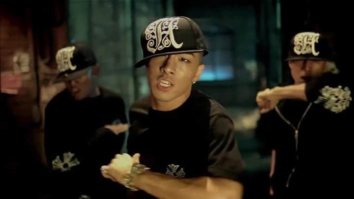 ショーン・エバリストのインスタグラム：「Something like 10 years ago myself and @lylebeniga kicked a door open in the Kpop scene with this one👟🕺🏻Personally, I think this among a few other things helped lay the ground work for Kpop’s international crossover that it is today (just my opinion;). Till this day @__youngbae__ is still one my favorite artists I’ve had the privilege to work with, talented, hardworking, humble and a homie. Such good memories for me and I’m proud of the work we all did together back then <<<< swipe to see some raw footage “no cuts” clip from the day of the actual music video shoot📹 . . Ayyy @lylebeniga look at us back up dancing together bro👀🤘🏾awesome man!!! Good times. . . Next month, I’m hitting Seoul Korea for the first time in a long time!! Hyped to dance with @feedbackkorea and introduce myself to a whole new generation out there. Come dance and exchange with me🙇🏻‍♂️✨」