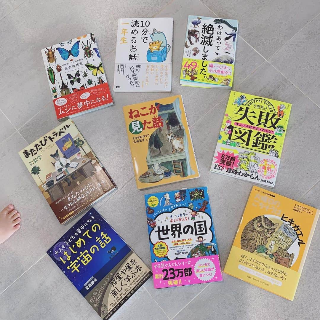 吉川ひなのさんのインスタグラム写真 - (吉川ひなのInstagram)「わーい❤︎オーダーしてた娘の本が届いた📚  わたしは読書が趣味なんだけど、娘にも本を読むのが大好きで、いつも色んな本を読み聞かせしてるんだー❤︎ 今回頼んだのはこんな感じ。  娘の学校は全て英語だから、わたしが日本語の本を読むことで娘も日本語の勉強にもなるし一石二鳥💯  どの本から読んでって言うか、楽しみだなーーー❤︎」8月23日 13時08分 - hinanoyoshikawa