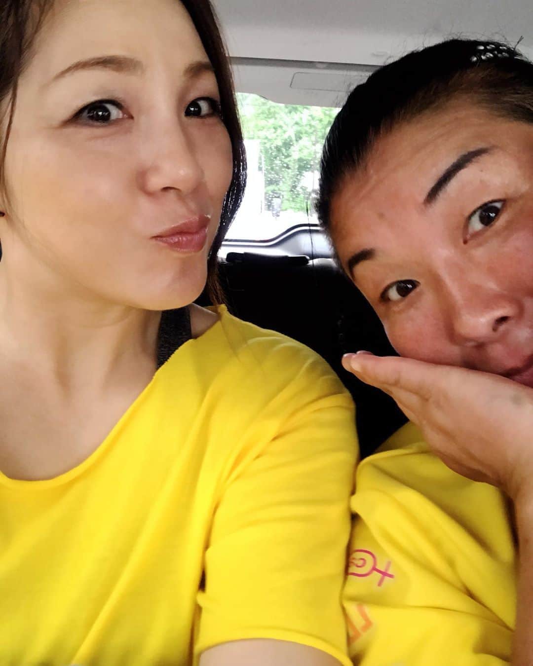 井上貴子のインスタグラム：「今日は LLPW-Xのユニフォーム着て 撮影中^ ^  そのうち 発表するよぉ〜^ ^  Happyで^ ^  #井上貴子  #LLPWX #女子プロレス #紅緒と柊音 #トイプードル #撮影 #遠藤美月 #神取忍」