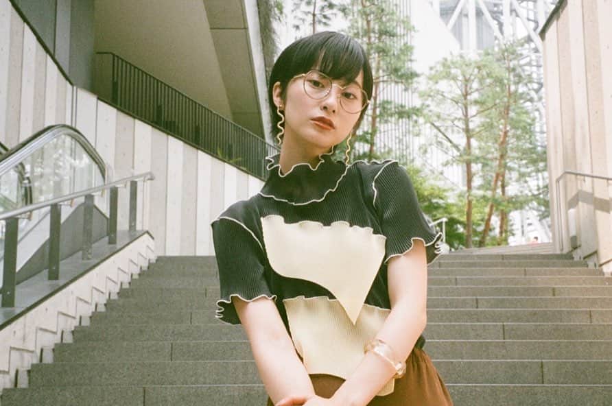 Zoff Officialさんのインスタグラム写真 - (Zoff OfficialInstagram)「AUTUMN CLASSIC / ZP191009_42A1 Model @_sleep_tommy_ ハイネックのトップスを合わせた綺麗めコーディネートには小物で遊び心を。大ぶりのピアスやトレンドの多角形フレームのメガネがアクセントに。 サイドが丸みを帯びたクラウンパント型は、顔にフィットしやすく優しげな雰囲気に見せてくれます。 #Zoff #FASHION #eyewearstyle #メガネ #ゾフ女子 #Zoffコーデ #スカイツリータウン #ソラマチ店 #東京 #tokyotokyo」8月23日 13時10分 - zoff_eyewear
