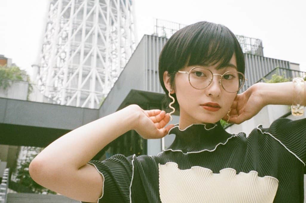 Zoff Officialのインスタグラム：「AUTUMN CLASSIC / ZP191009_42A1 Model @_sleep_tommy_ ハイネックのトップスを合わせた綺麗めコーディネートには小物で遊び心を。大ぶりのピアスやトレンドの多角形フレームのメガネがアクセントに。 サイドが丸みを帯びたクラウンパント型は、顔にフィットしやすく優しげな雰囲気に見せてくれます。 #Zoff #FASHION #eyewearstyle #メガネ #ゾフ女子 #Zoffコーデ #スカイツリータウン #ソラマチ店 #東京 #tokyotokyo」