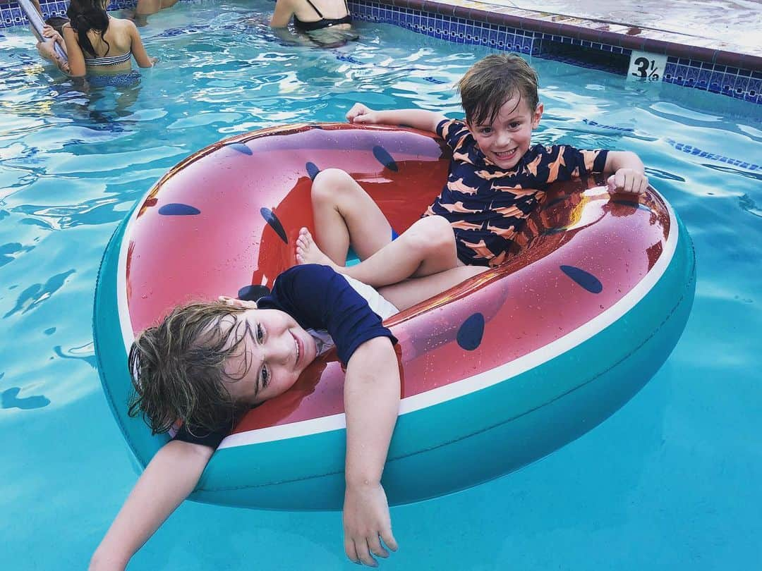 カイル・ニューマンさんのインスタグラム写真 - (カイル・ニューマンInstagram)「End of Summer Fun PT. 2. These two know how to have a blast. Swim. Play. Laugh. Repeat. #jamesknight #leothames #ojai #ojaivalleyinn」8月23日 13時11分 - kyle_newman