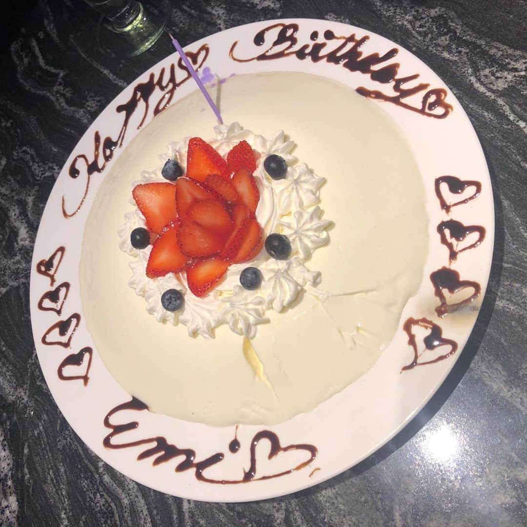 絵仁さんのインスタグラム写真 - (絵仁Instagram)「えみちゃんお誕生日会part2 ♡ ♡ ♡ #おめでとう #happybirthday #birthday #birthdaypresent #birthdaycake #おたおめ #party #女子会 #ラブホ女子会 #ホテル女子会 #bestfriend #japanesegirl #japaneseidol #idol #ホワイトパーティー #whiteparty #六本木roots」8月23日 13時14分 - eni_tc